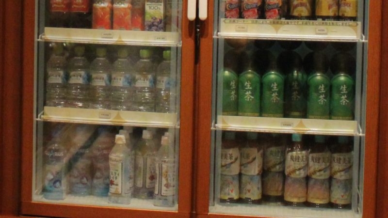 ミラコスタのコンビニにある陳列されたペットボトル飲料